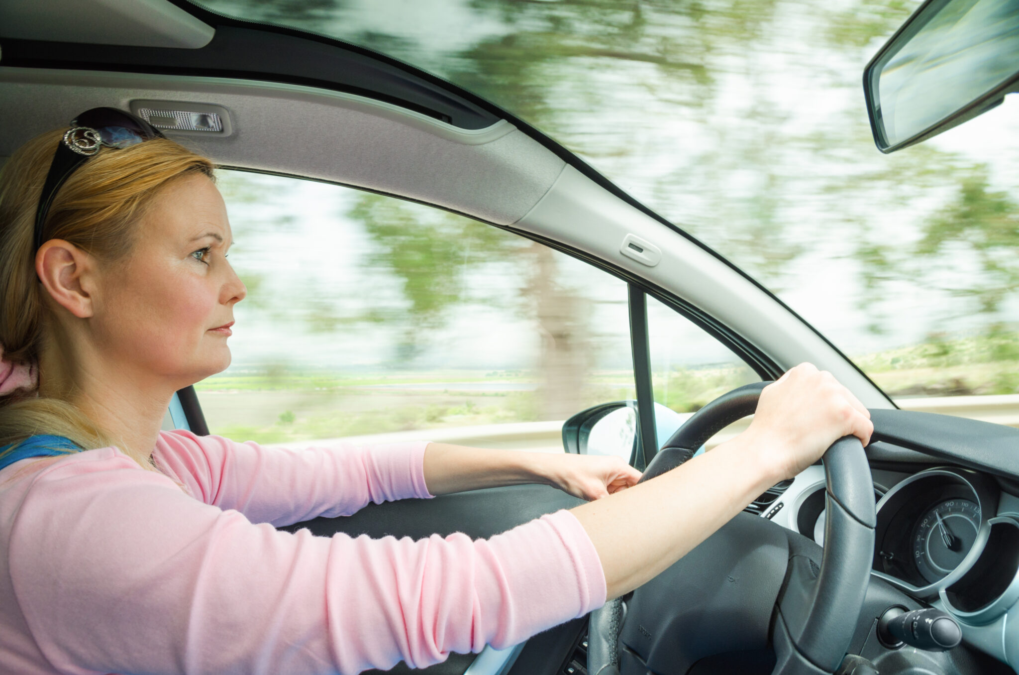 Drive carefully me. Девушка водит машину спокойно. Безопасное вождение картинки. Аккуратная езда. Drive carefully.